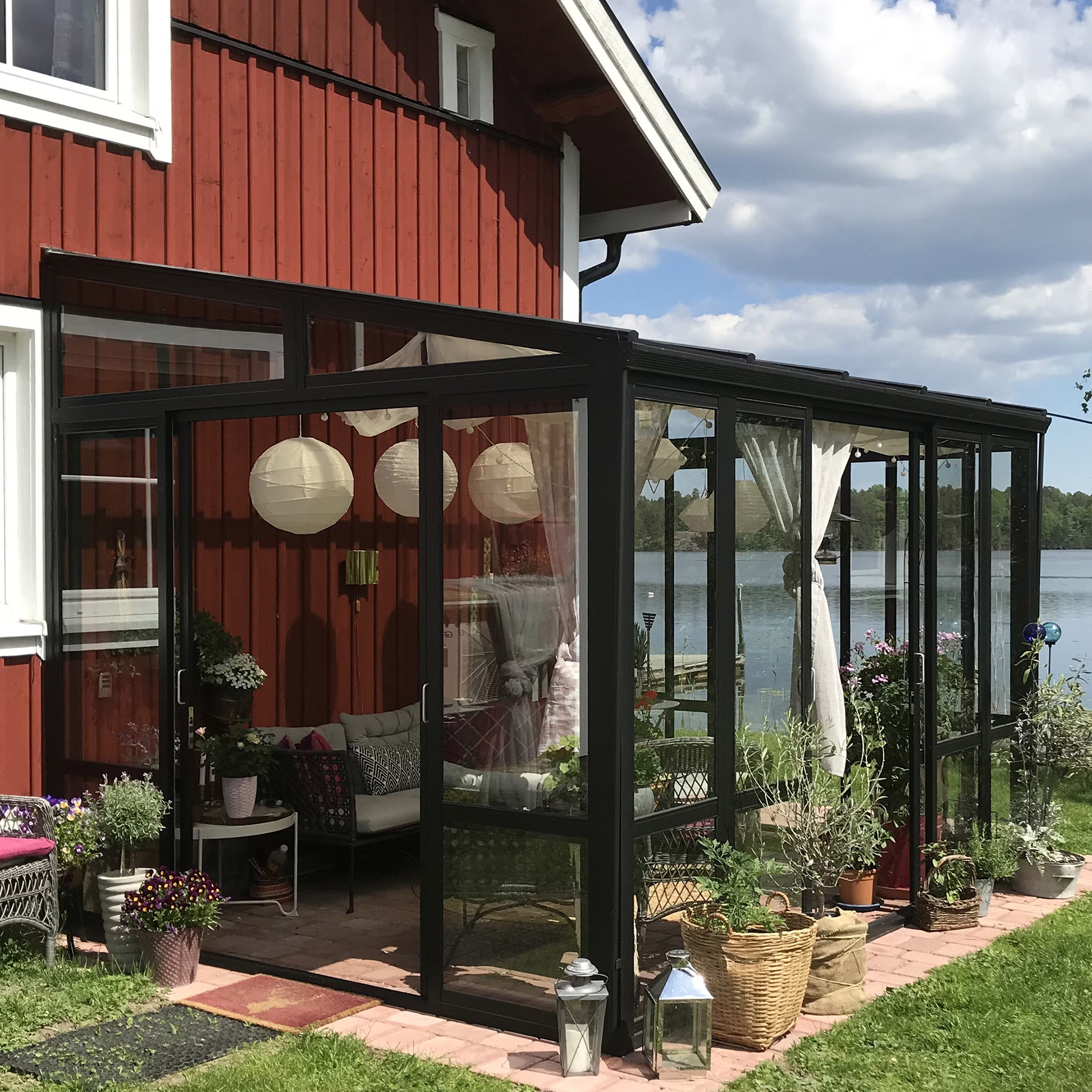 Uterum 10,7m² | Säkerhetsglas och kanalplast | Aluminiumstomme | Svart