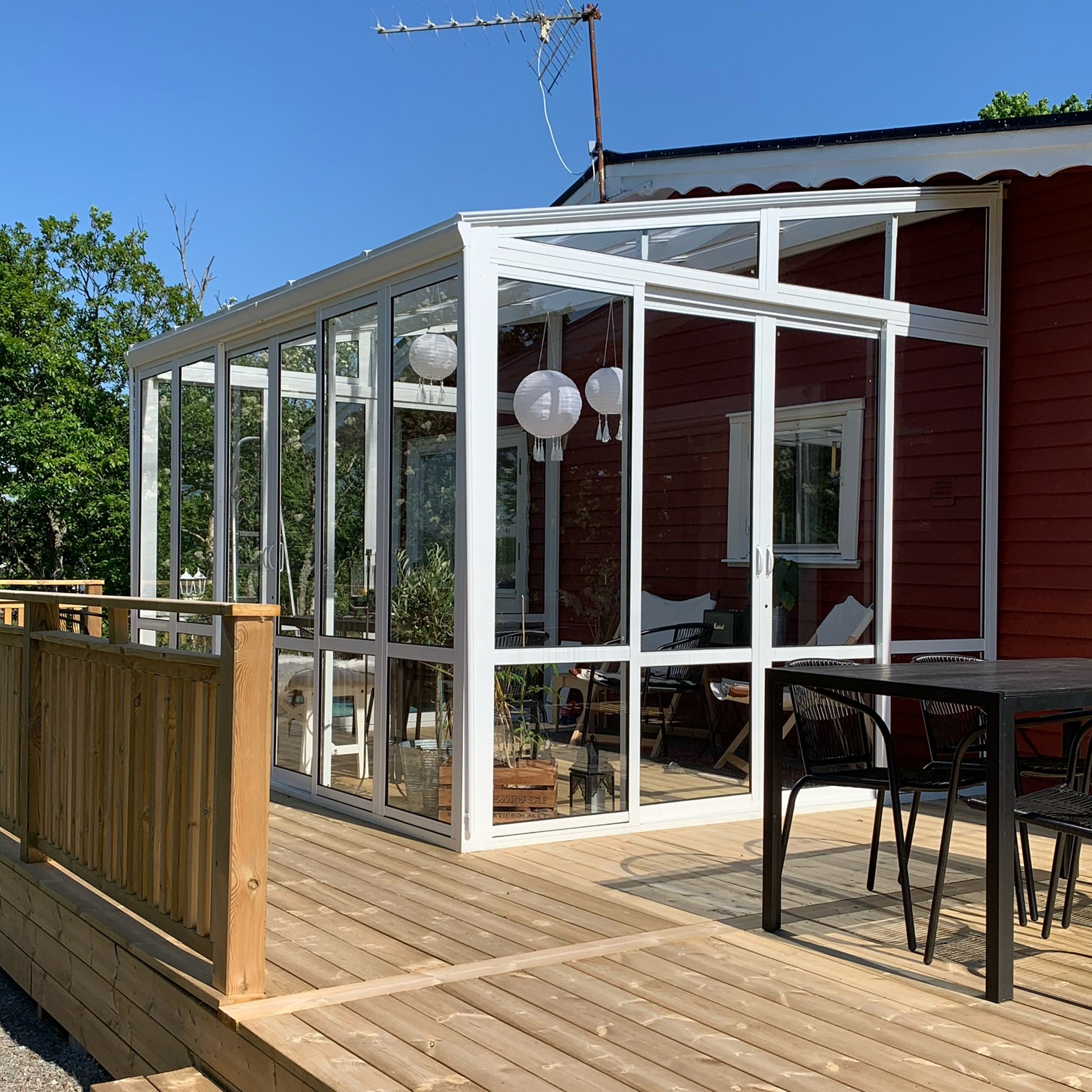 Uterum 10,7m² | Säkerhetsglas och kanalplast | Aluminiumstomme | Vit